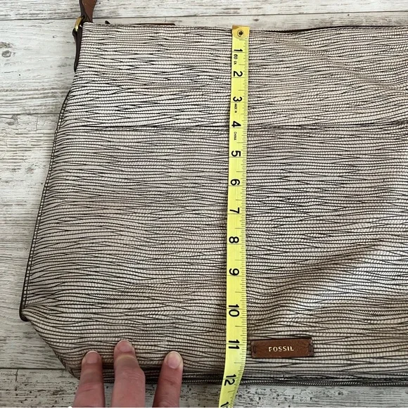 Authentic Fossil Women's Cowhide Leather Shoulder Bag w/Key Hobo Style EUC! - Picture 3 of 16